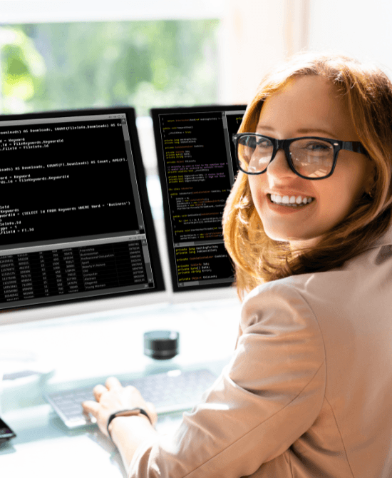 IT - Frau hinter dem Bildschirm