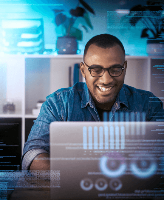 IT - Mann hinter dem Bildschirm